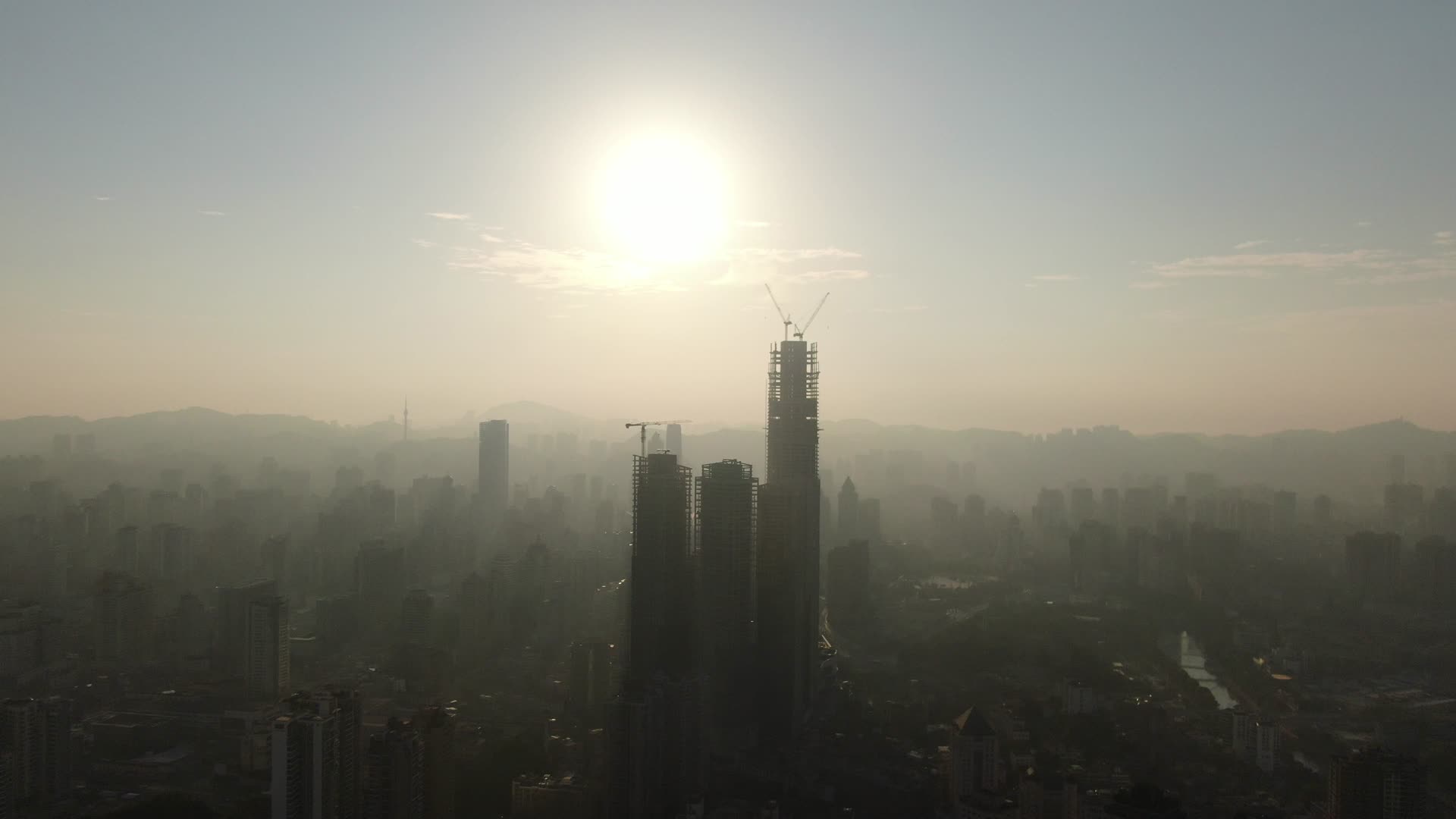 城市高楼建筑清晨日出吊塔航拍视频视频的预览图