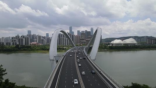 广西南宁南宁大桥航拍视频视频的预览图