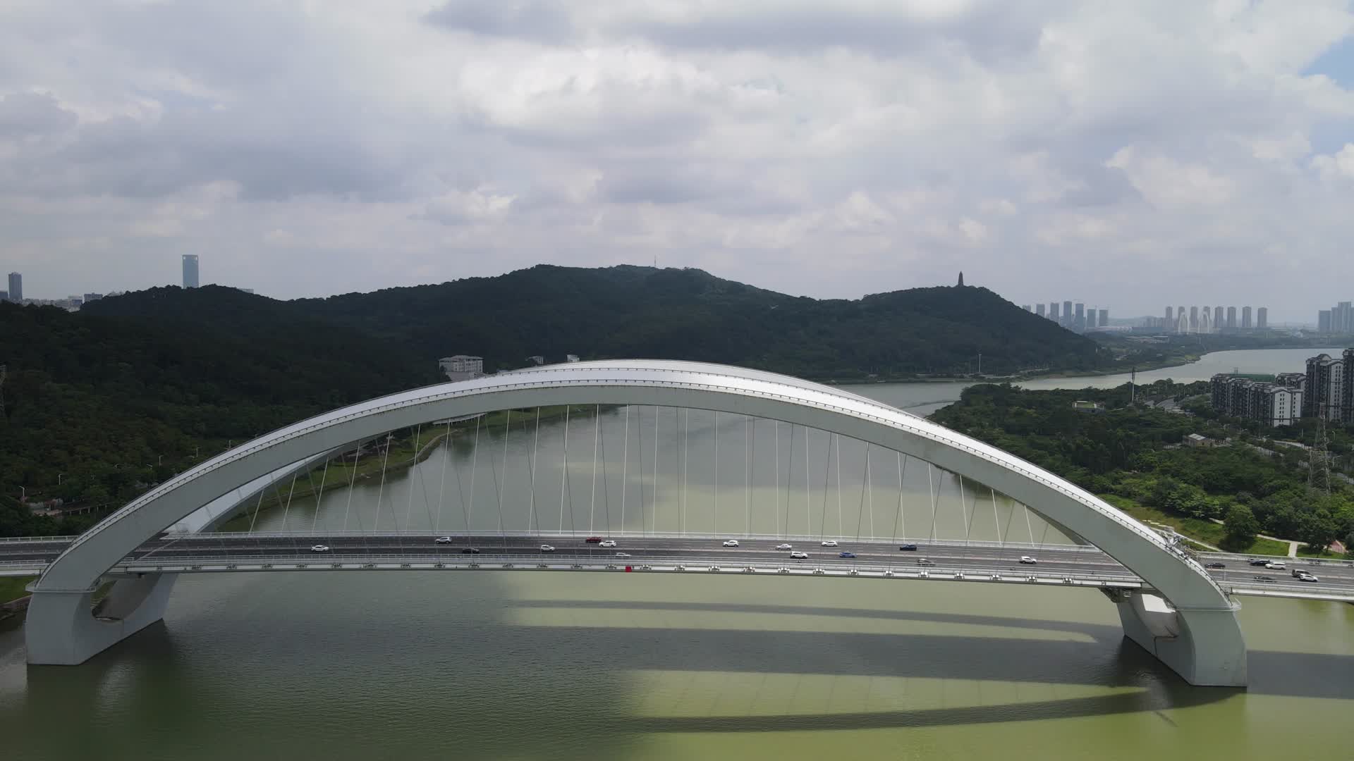 广西南宁南宁大桥航拍视频视频的预览图
