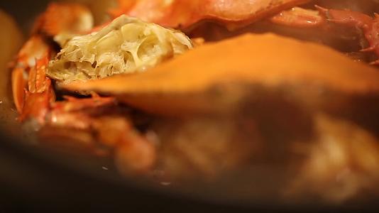 网红美食鸡爪年糕肉蟹煲视频的预览图