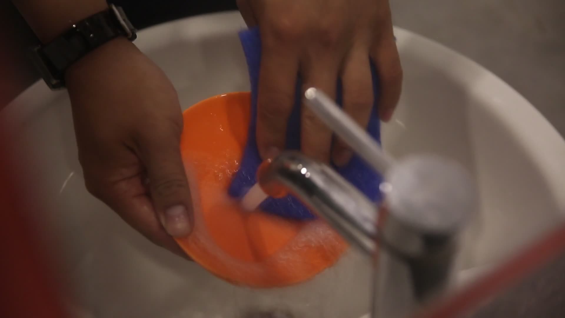 清洁棉刷碗刷锅视频的预览图