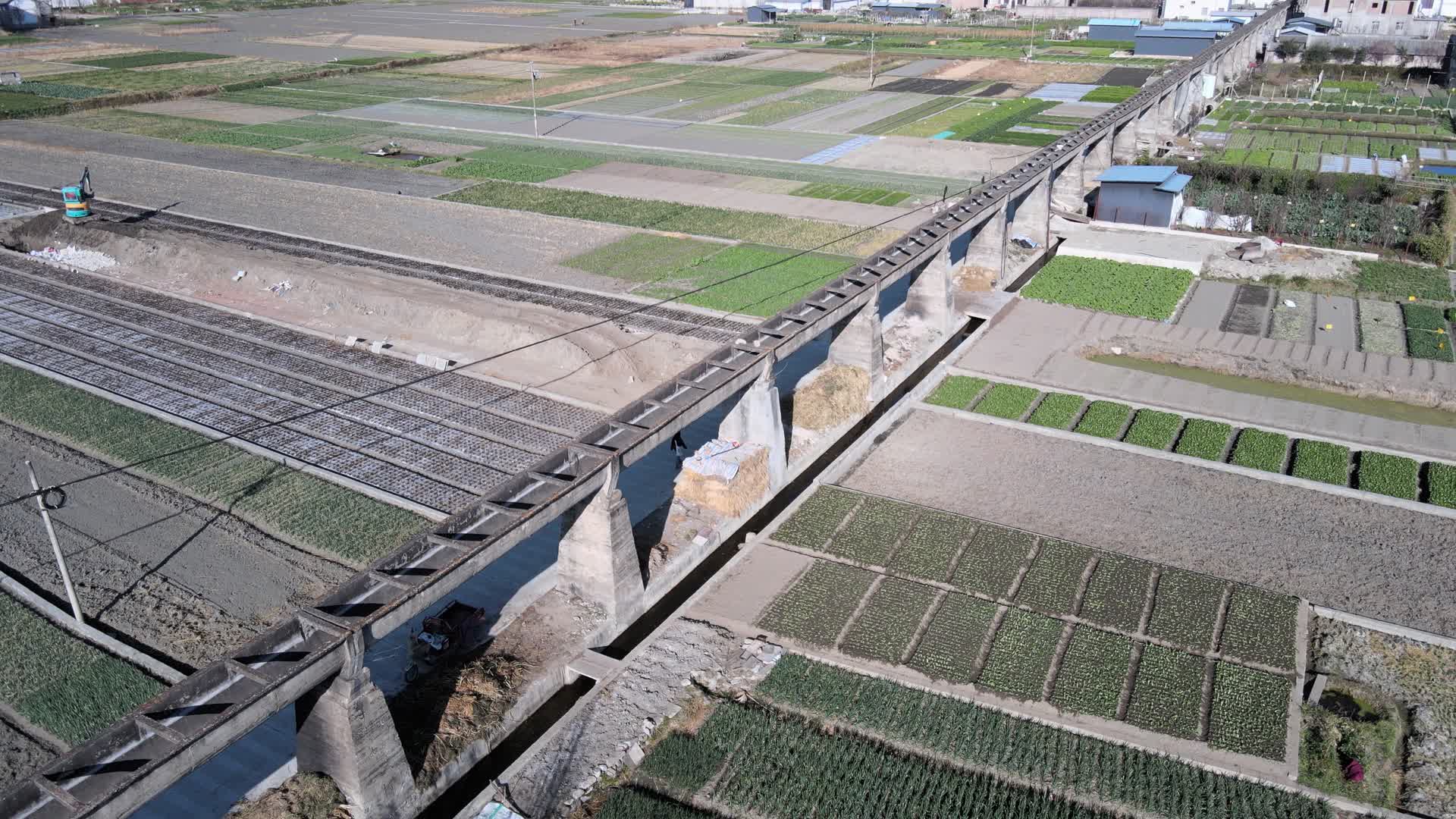 高原农耕水渠农业航拍视频的预览图