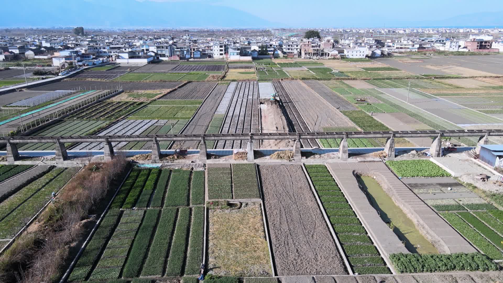 高原农耕水渠农业航拍视频的预览图