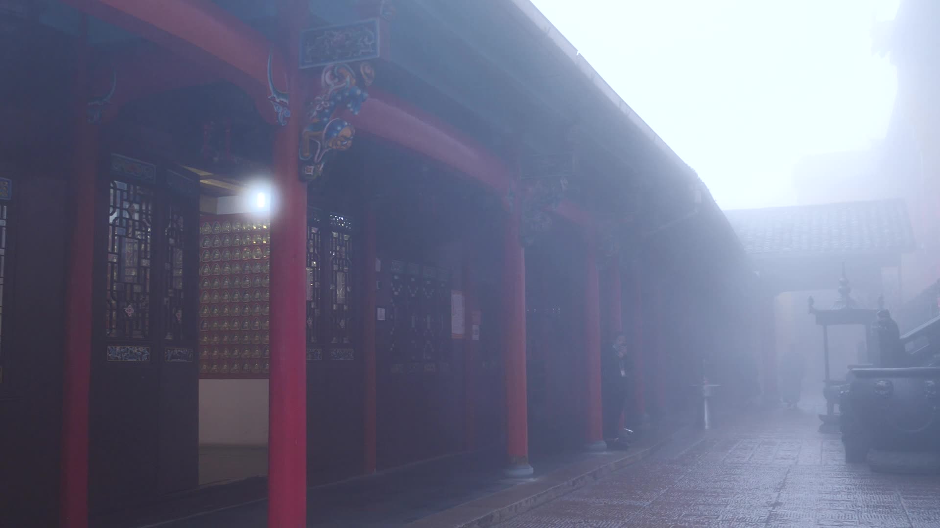 安徽九华山雾气弥漫的祗园禅寺视频的预览图