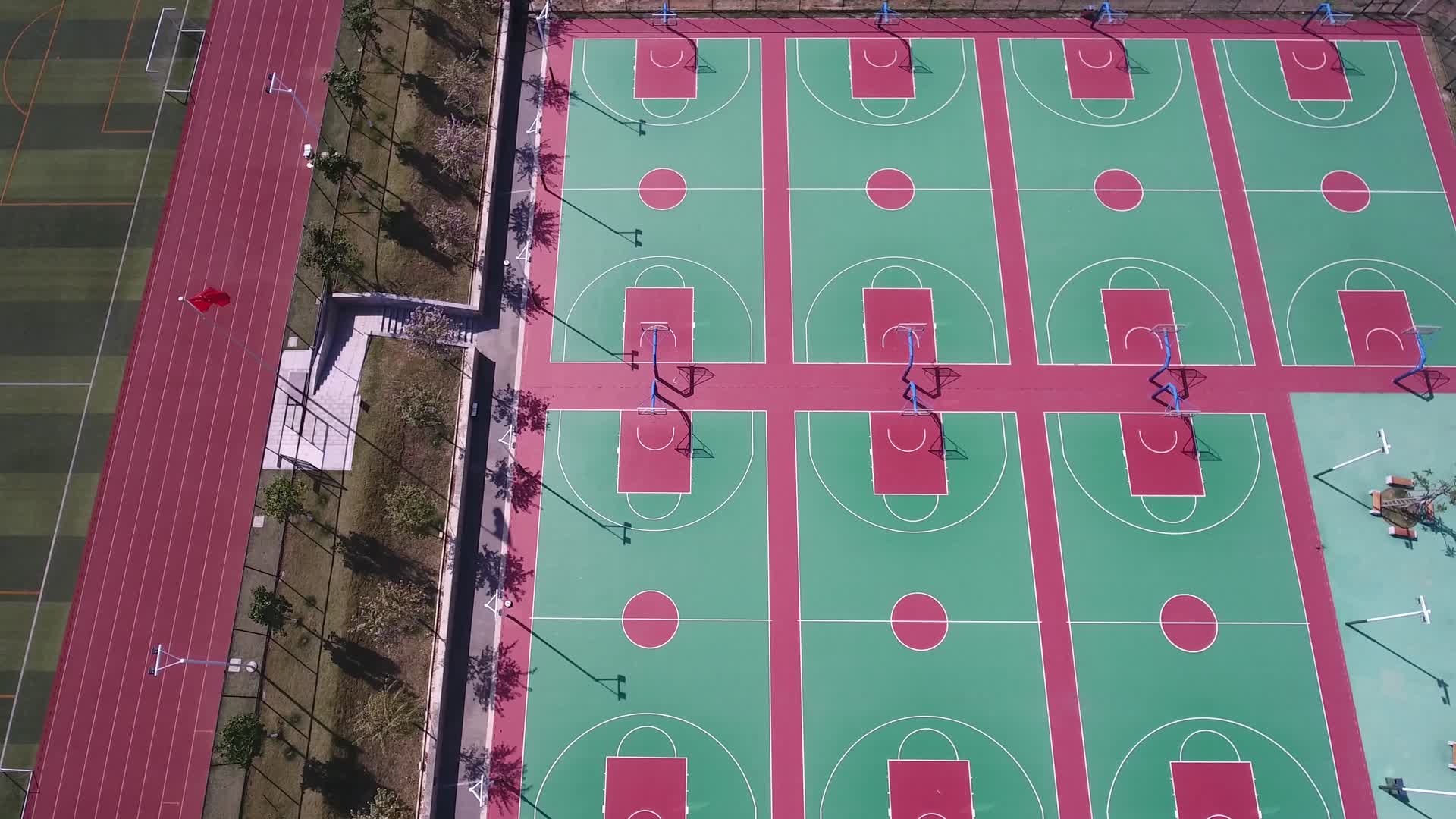 篮球场塑胶场地航拍视频的预览图
