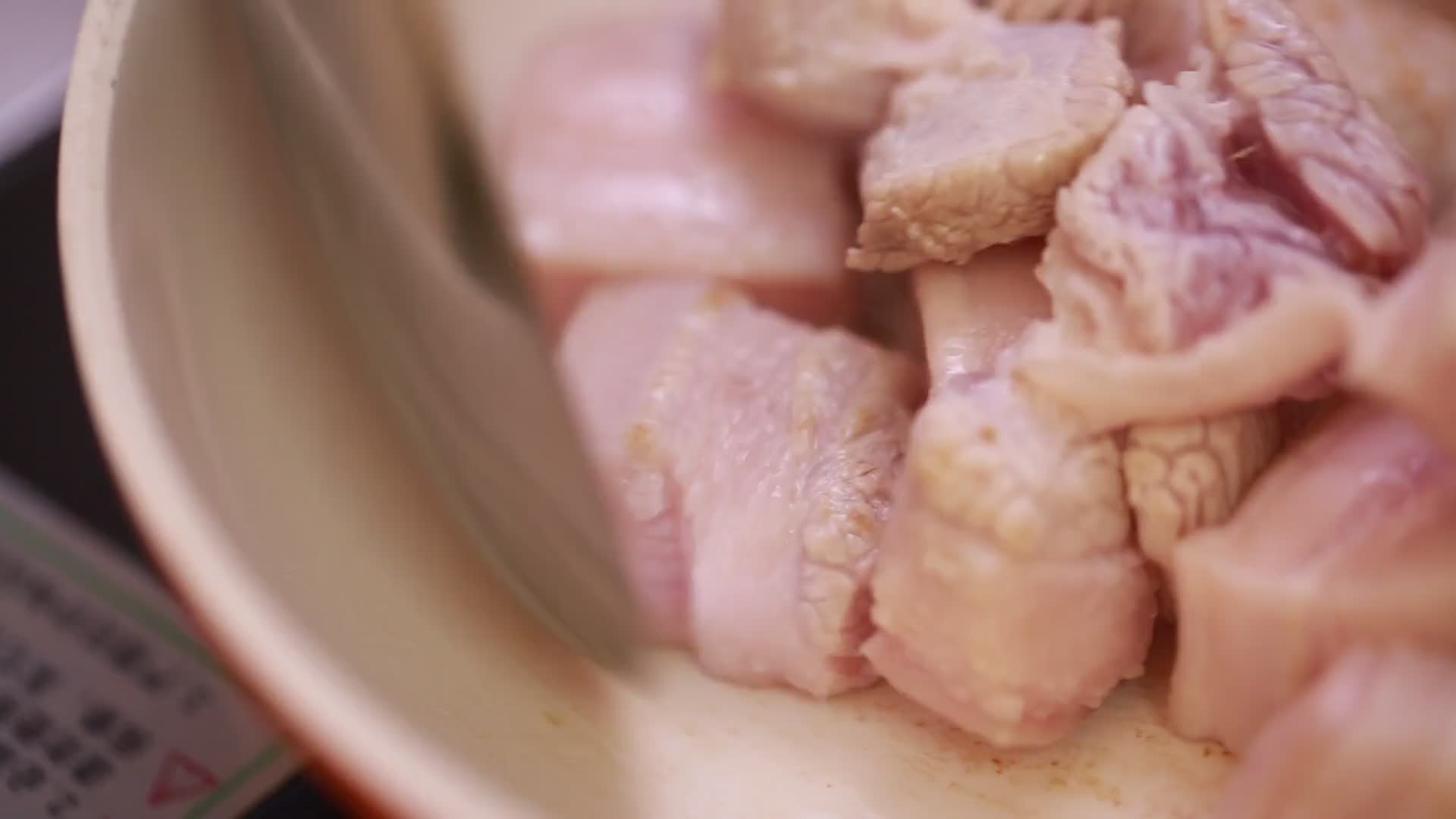 炒猪肉五花肉熬猪油视频的预览图