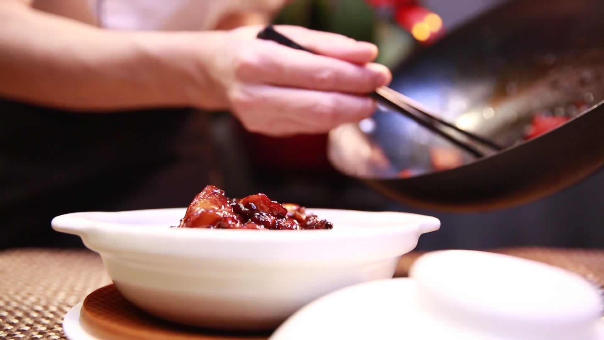 厨师炒制三杯鸡红烧鸡块视频的预览图