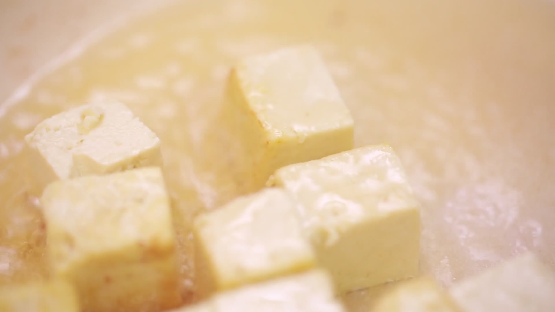 炸豆腐煎豆腐块视频的预览图