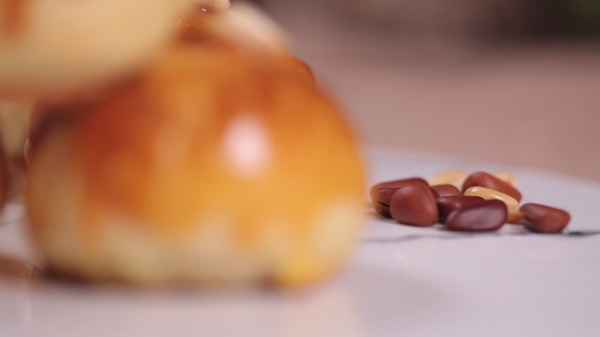 手工茶点红豆蛋黄酥视频的预览图