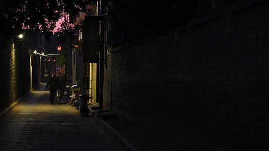山西平遥古城街道夜景视频的预览图