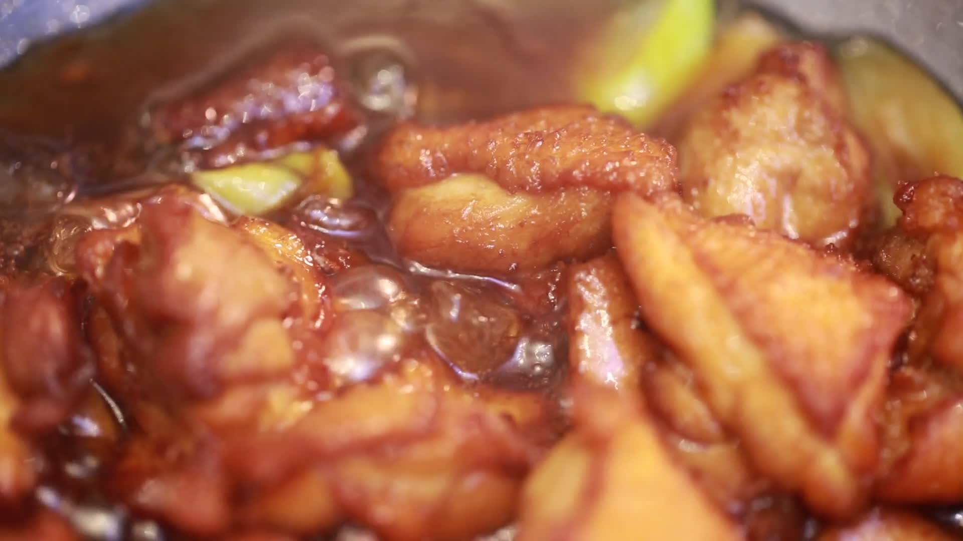 厨师炒制台湾美食三杯鸡视频的预览图
