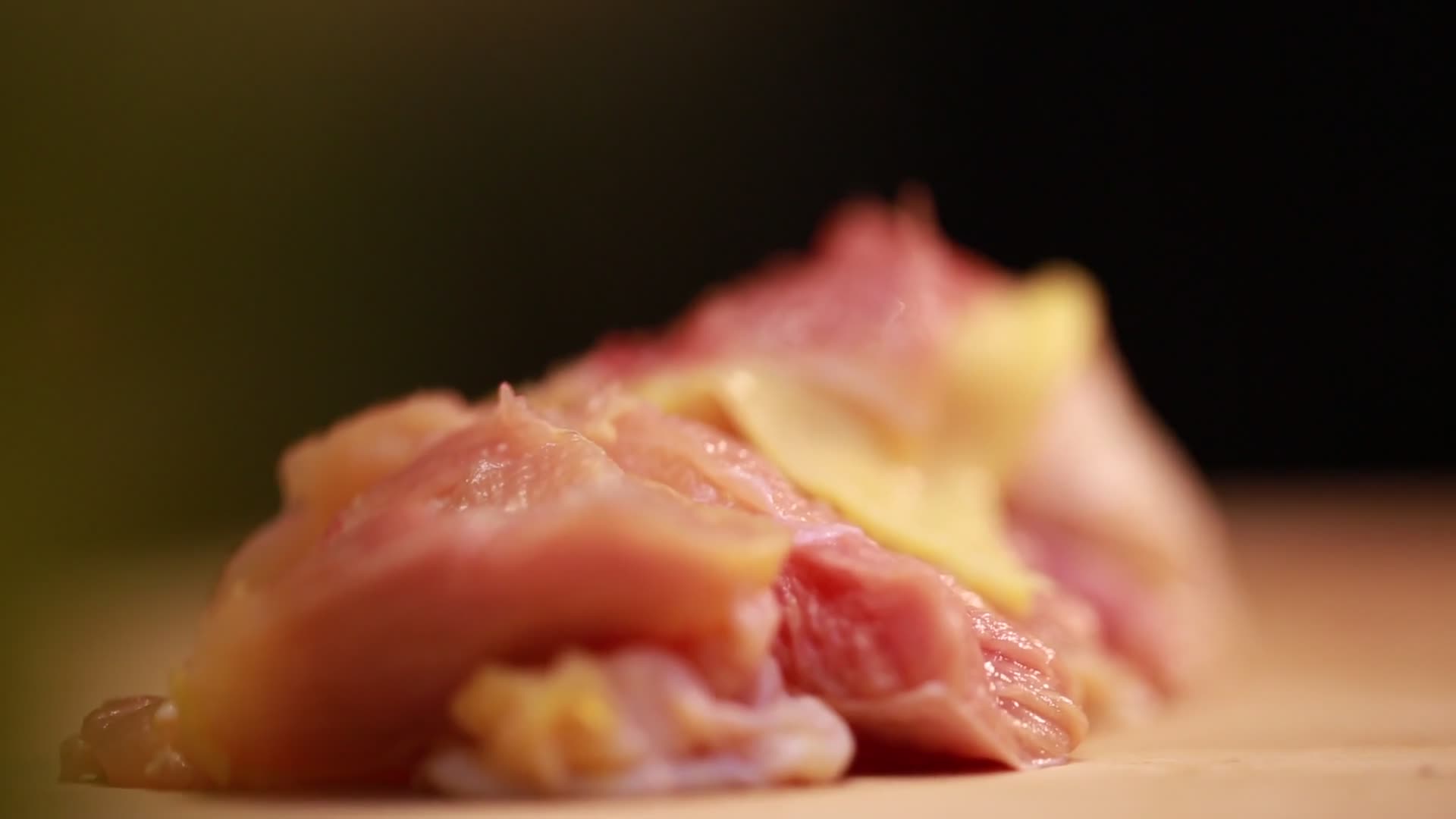 厨师切鸡腿鸡腿肉视频的预览图