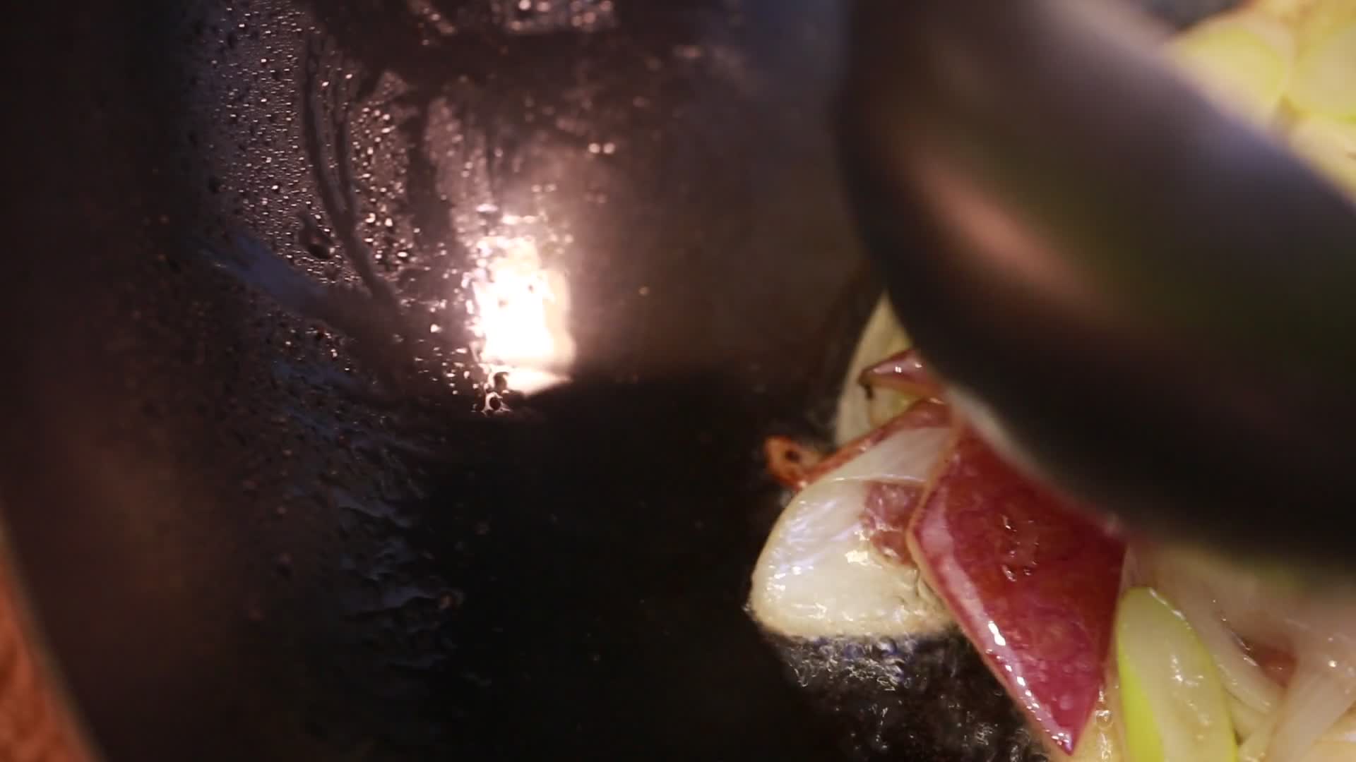 葱姜炝锅熬五香油视频的预览图