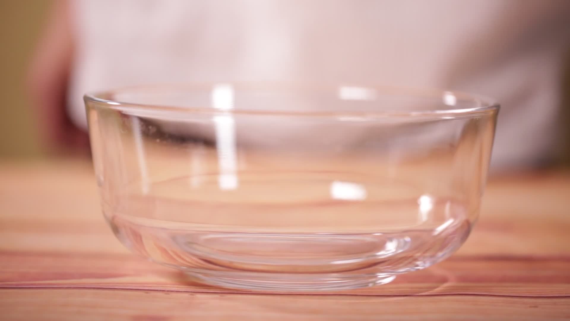 玻璃碗倒豆浆豆奶视频的预览图