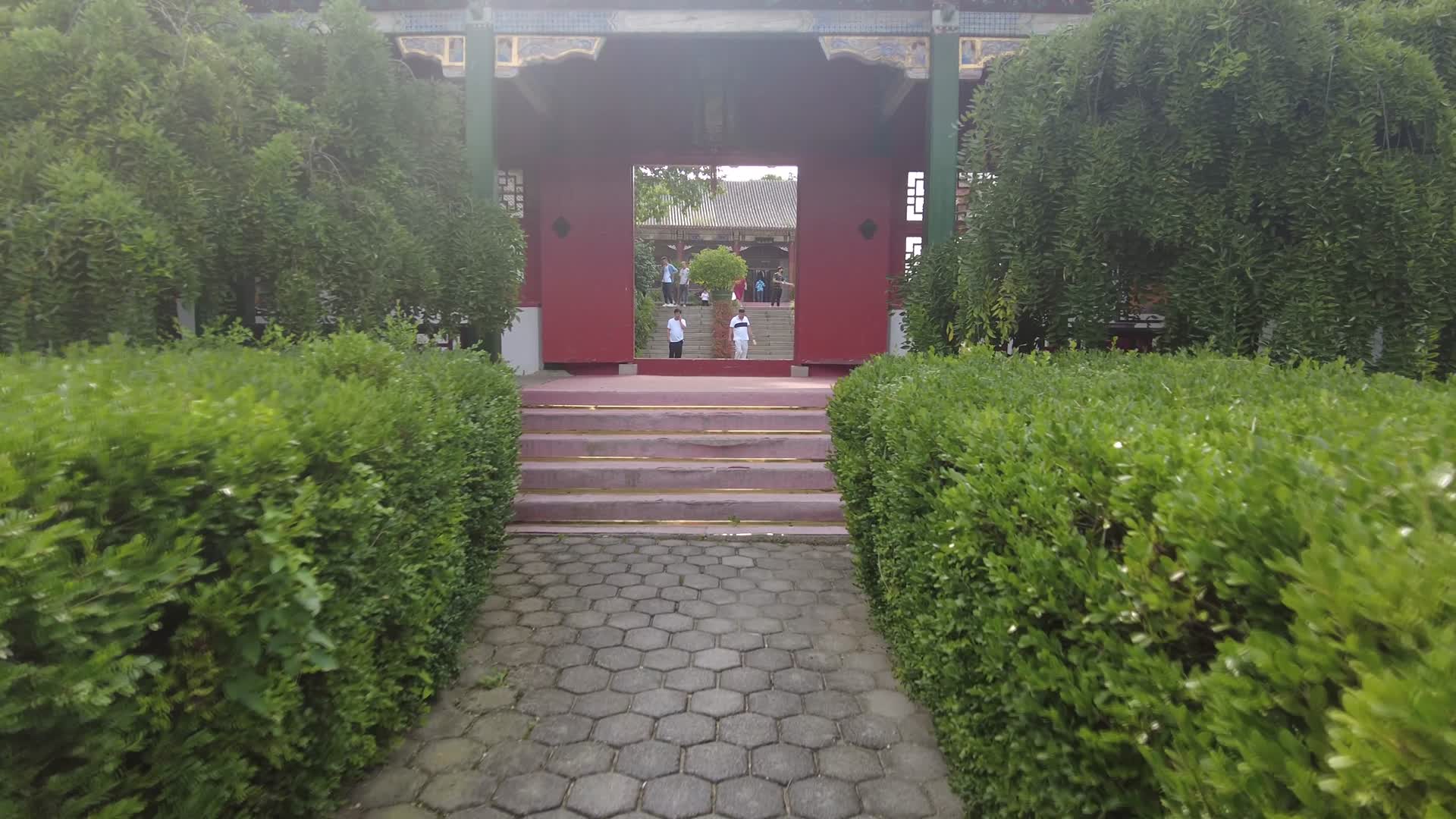 中国传统园林中式建筑度假村庭院公园长廊视频的预览图