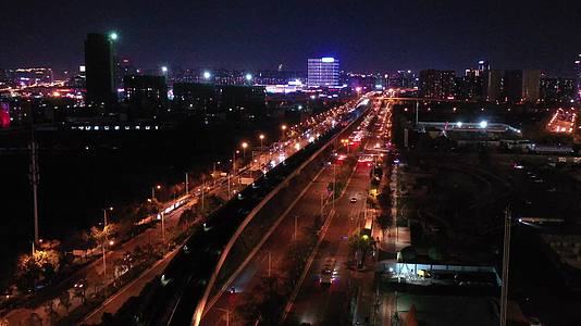航拍昆明螺蛳湾城市交通夜景车流视频的预览图