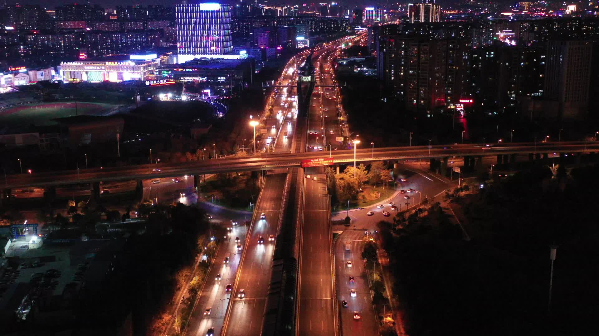 航拍昆明城市交通夜景立交桥车流视频的预览图
