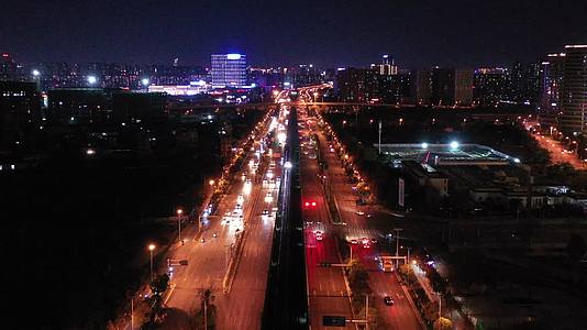 航拍昆明螺蛳湾城市交通夜景车流视频的预览图