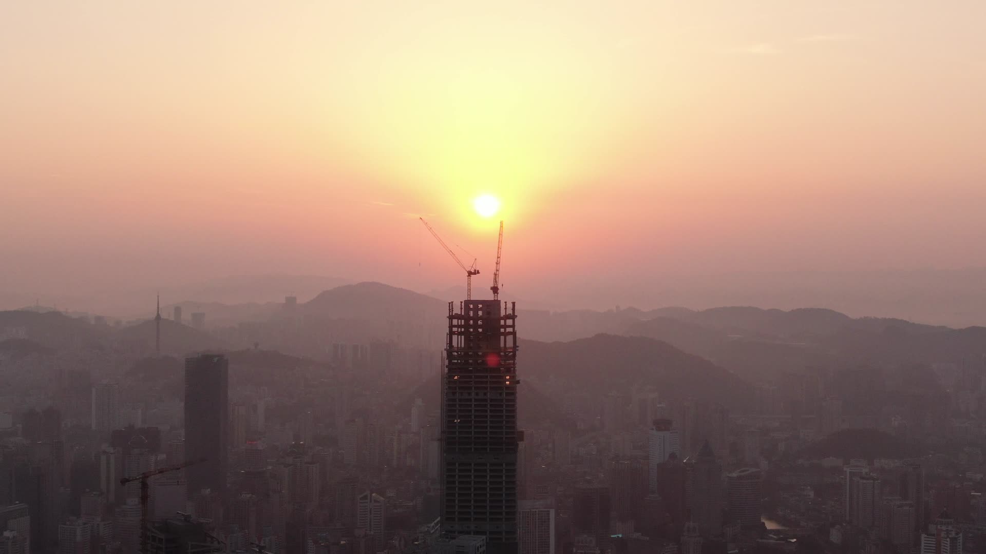 城市吊塔日出彩霞航拍视频视频的预览图