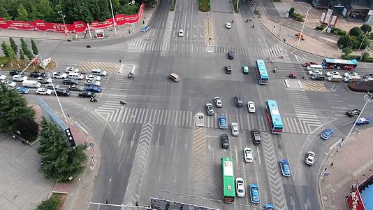 城市十字交叉路口车流航拍视频的预览图