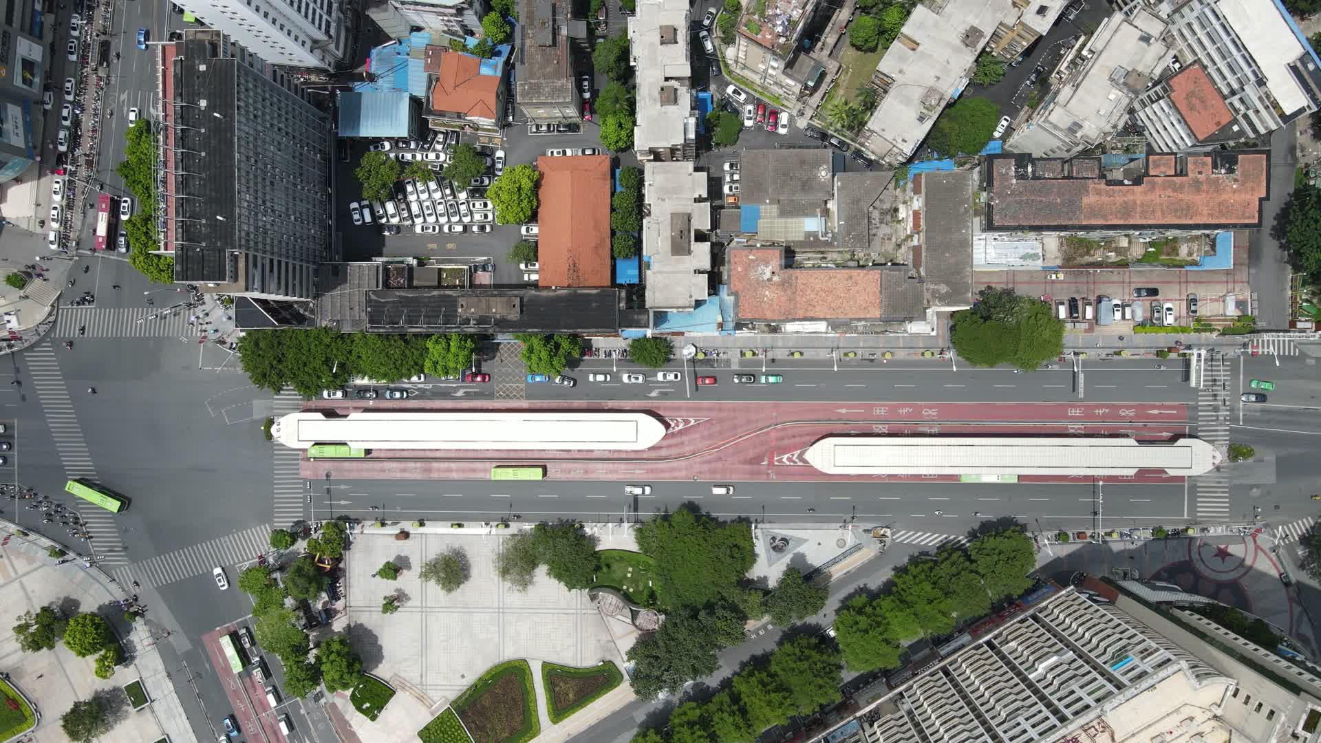 城市快速公交车站台航拍视频的预览图