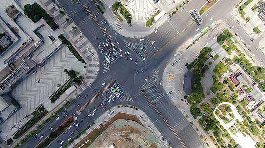 城市十字交叉路口车流航拍视频的预览图