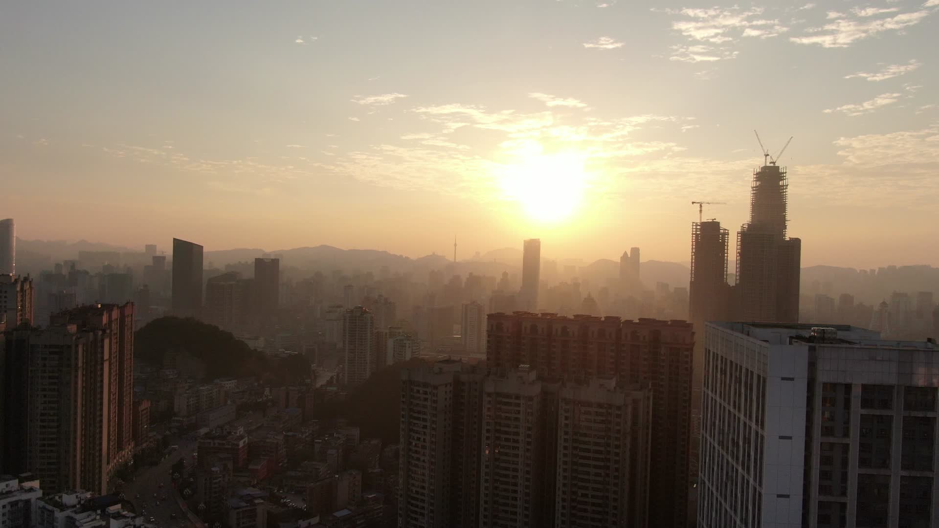 航拍高楼吊塔城市日出视频的预览图