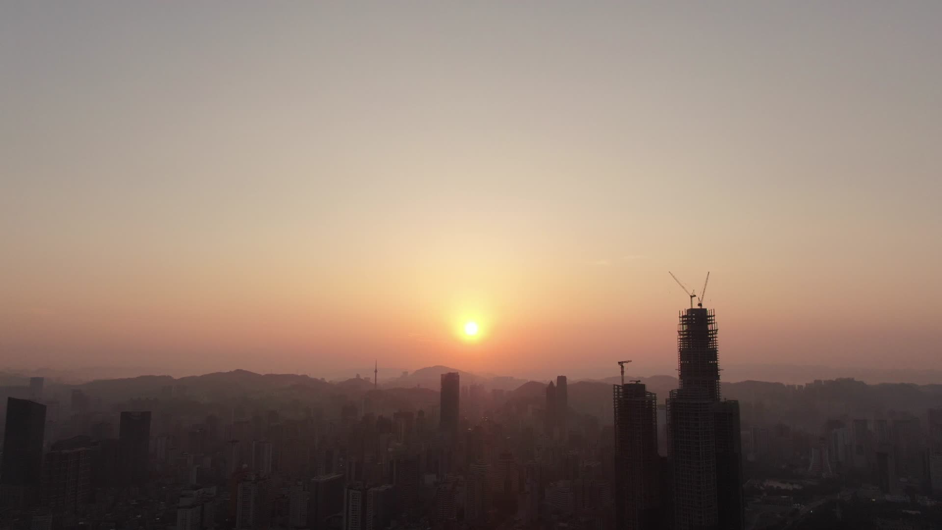 航拍高楼吊塔城市日出视频的预览图