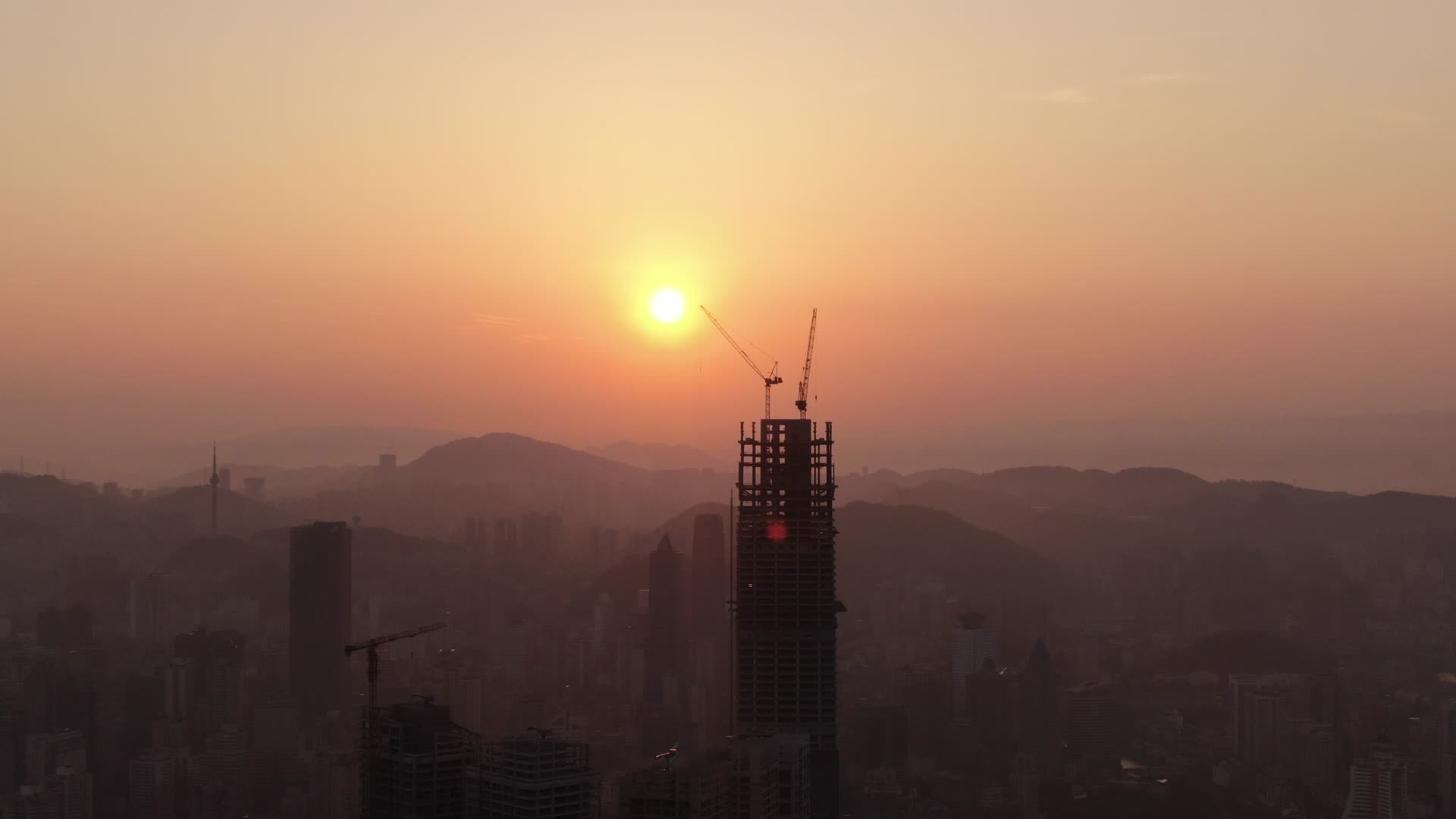 城市吊塔日出彩霞航拍视频视频的预览图