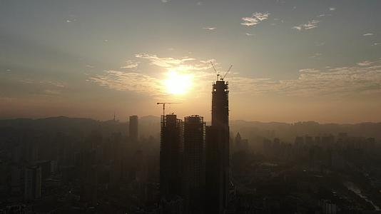 城市高楼吊塔日出航拍视频的预览图