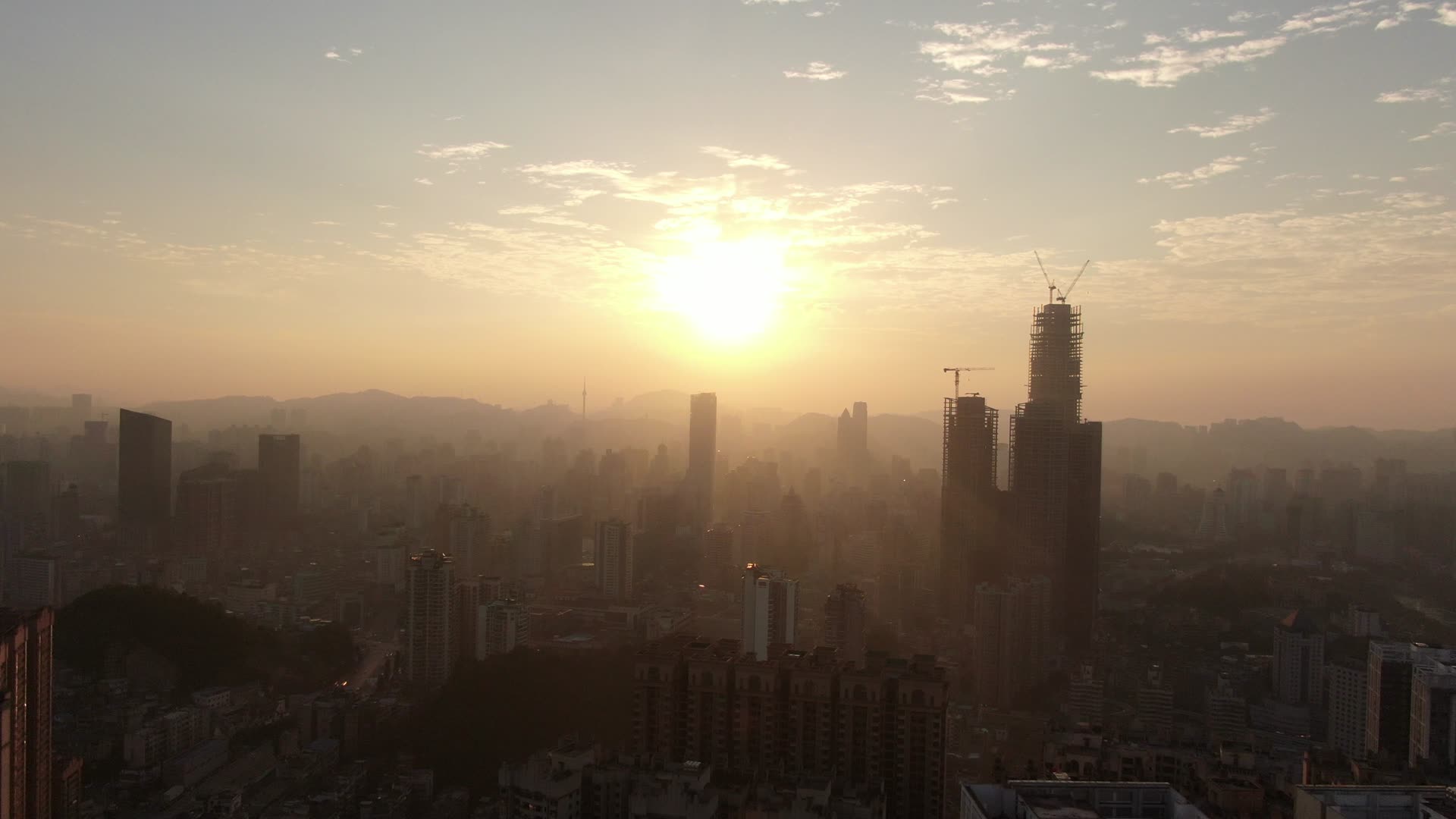 城市日出彩霞航拍视频视频的预览图