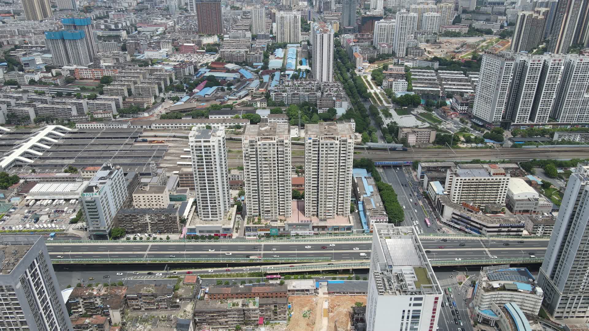 广西南宁轨道交通穿过城市航拍视频的预览图