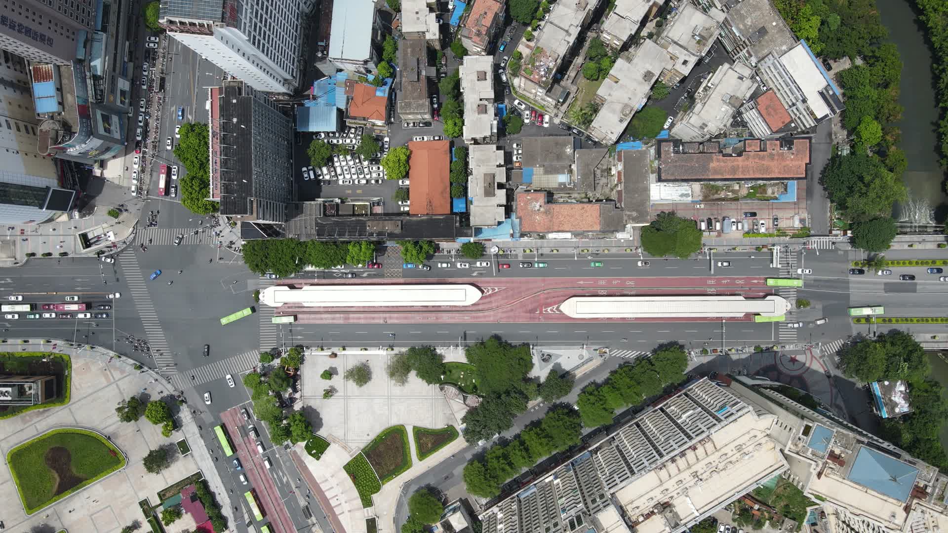 航拍城市快速公交车站台视频的预览图