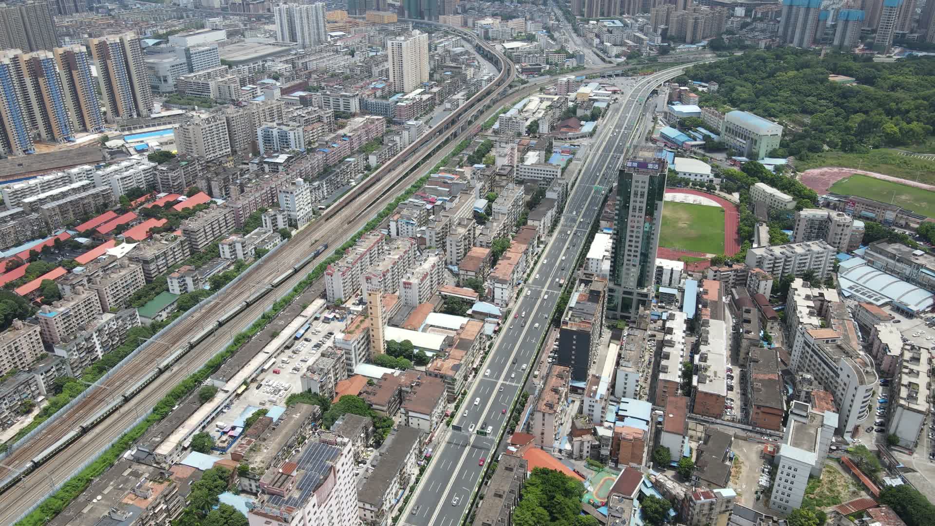 广西南宁轨道交通穿过城市航拍视频的预览图