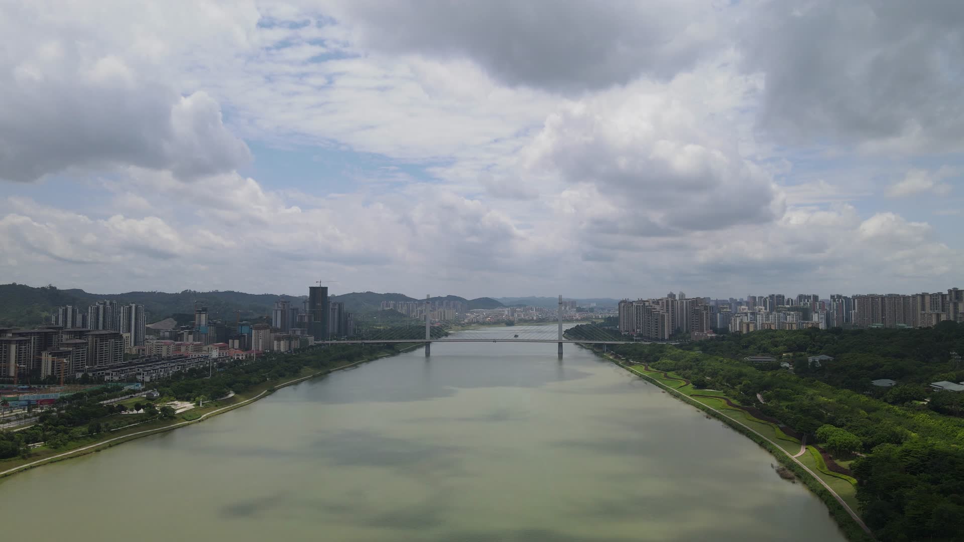 广西南宁邕江航拍视频视频的预览图