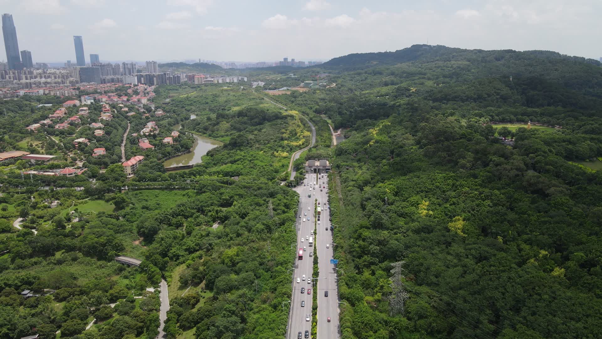 广西南宁青秀山城市大道航拍视频的预览图