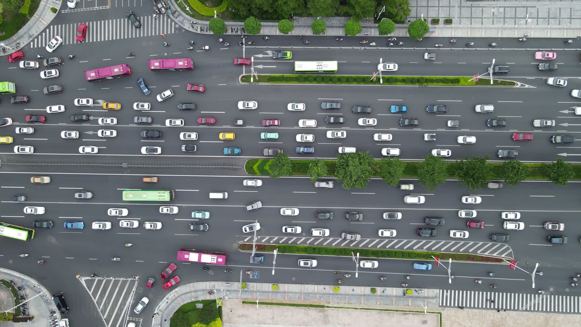 城市拥堵的交通航拍视频的预览图
