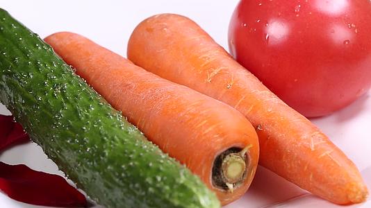 家常蔬菜胡萝卜黄瓜西红柿视频的预览图