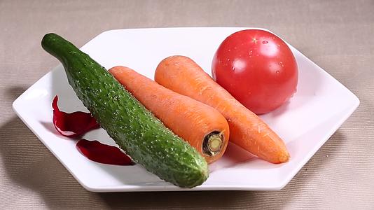 家常蔬菜胡萝卜黄瓜西红柿视频的预览图
