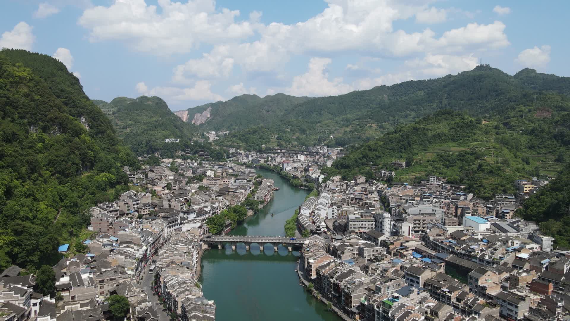 贵州镇远古镇5A景区舞阳河两岸航拍视频的预览图