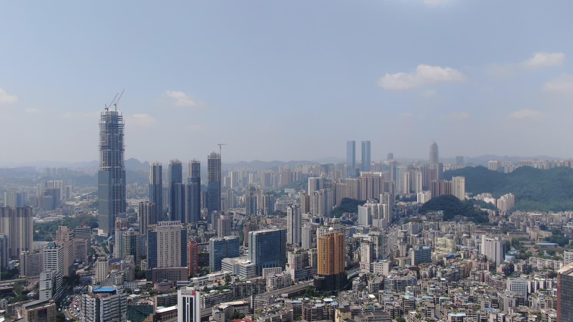 贵州城市高楼吊塔航拍视频视频的预览图