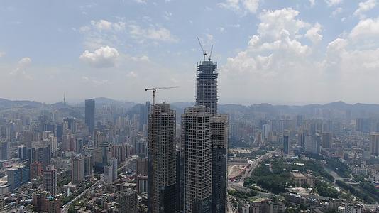 城市高楼吊塔航拍视频视频的预览图
