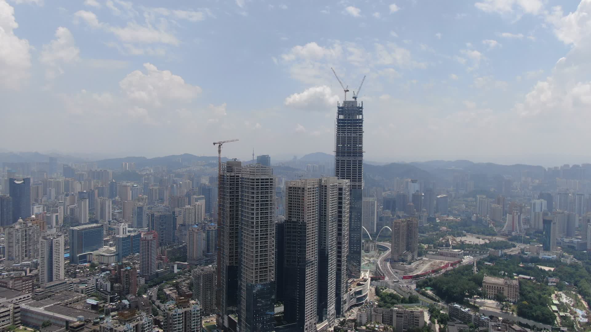 城市高楼施工现场吊塔航拍视频视频的预览图