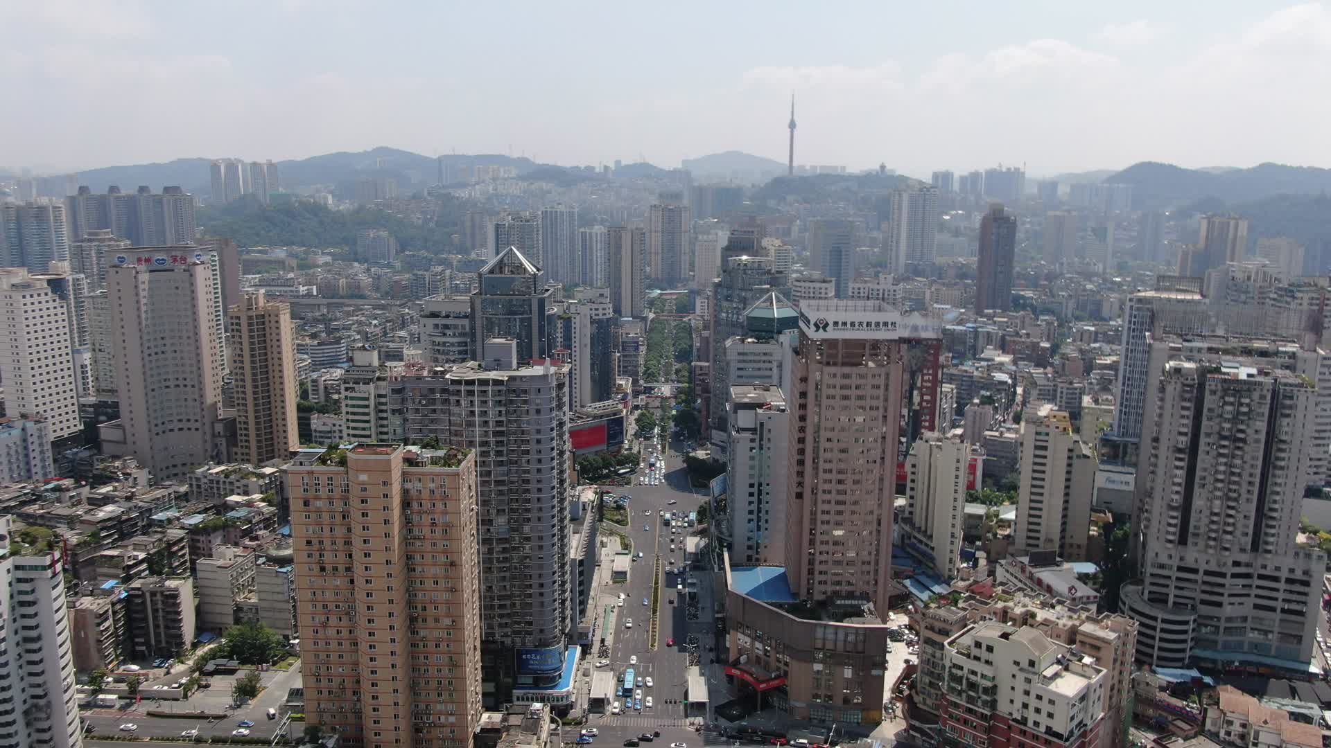 城市高楼交通航拍视频视频的预览图