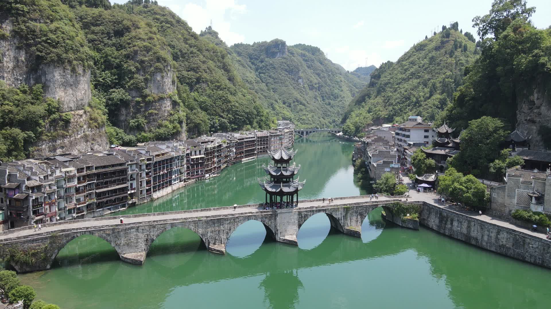 航拍贵州镇远古镇5A景区祝圣桥视频的预览图