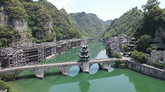 航拍贵州镇远古镇5A景区祝圣桥视频的预览图