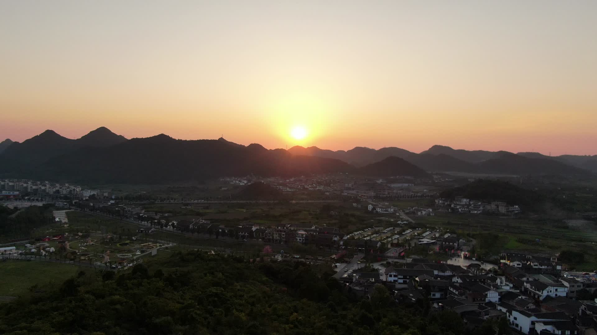 贵州青岩古镇5A景区日落晚霞夕阳西下航拍视频的预览图