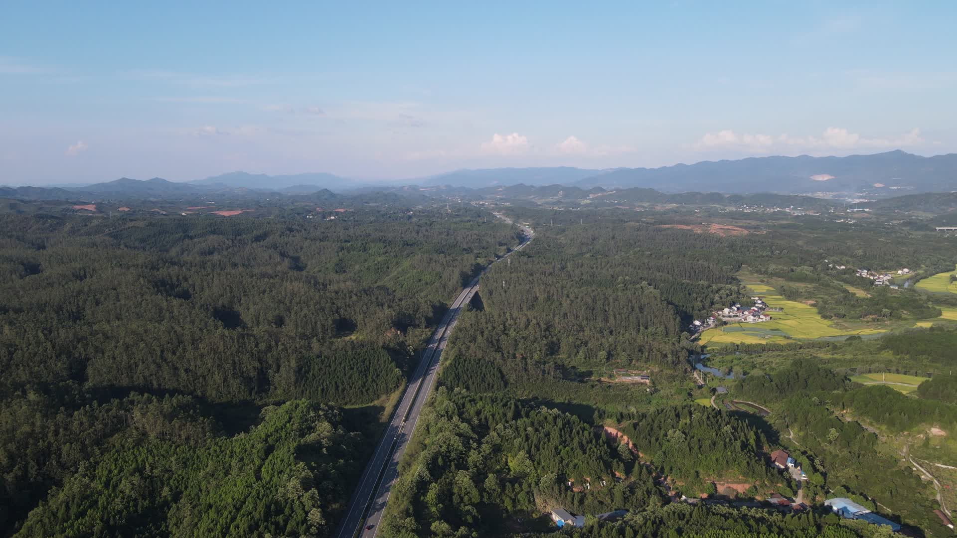 航拍大山中的高速公路视频的预览图