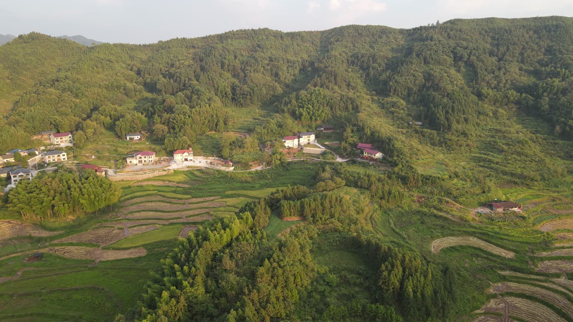 4K航拍山脚下的美丽乡村视频的预览图