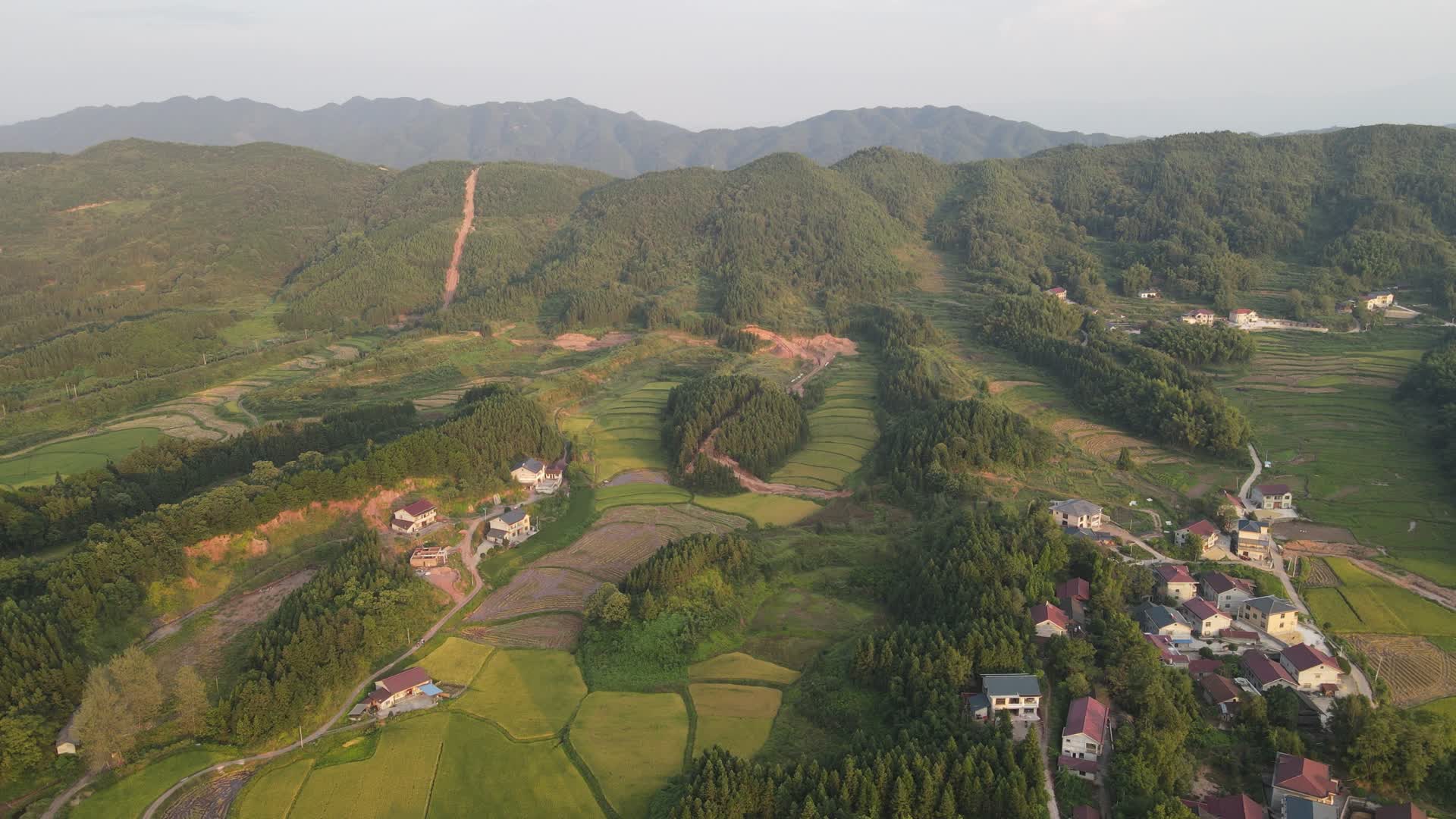 4K航拍山川自然稻田视频的预览图